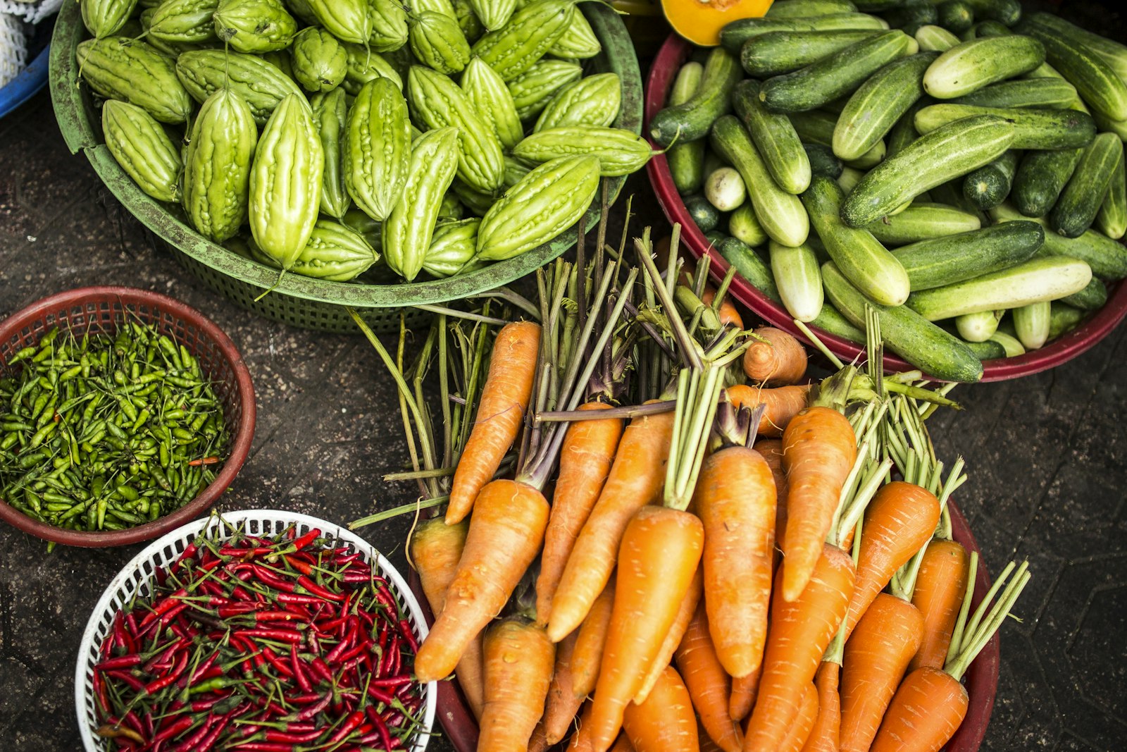 Frisches saisonales Obst und Gemüse auf einem Holztisch